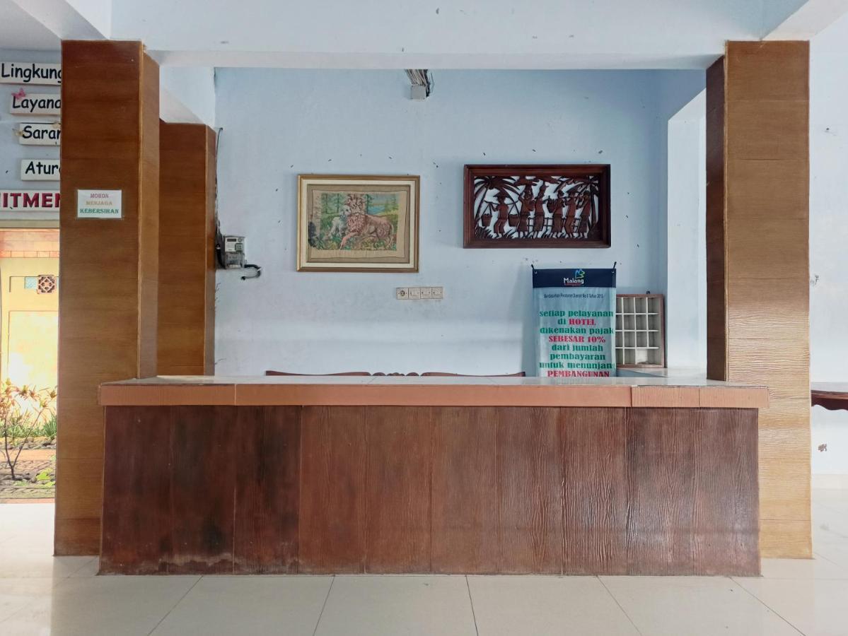 Oyo 90093 Dw Hotel Malang Exterior photo