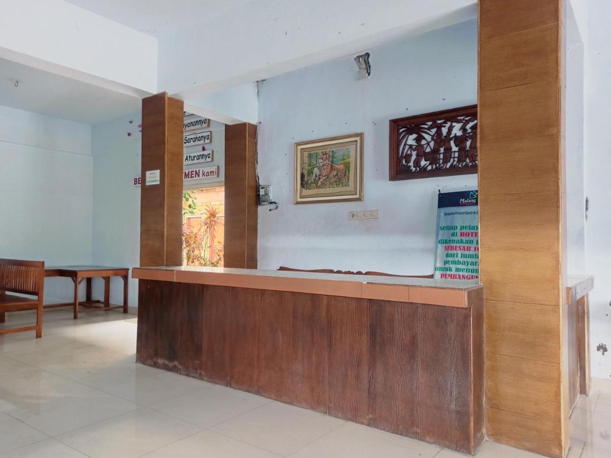 Oyo 90093 Dw Hotel Malang Exterior photo
