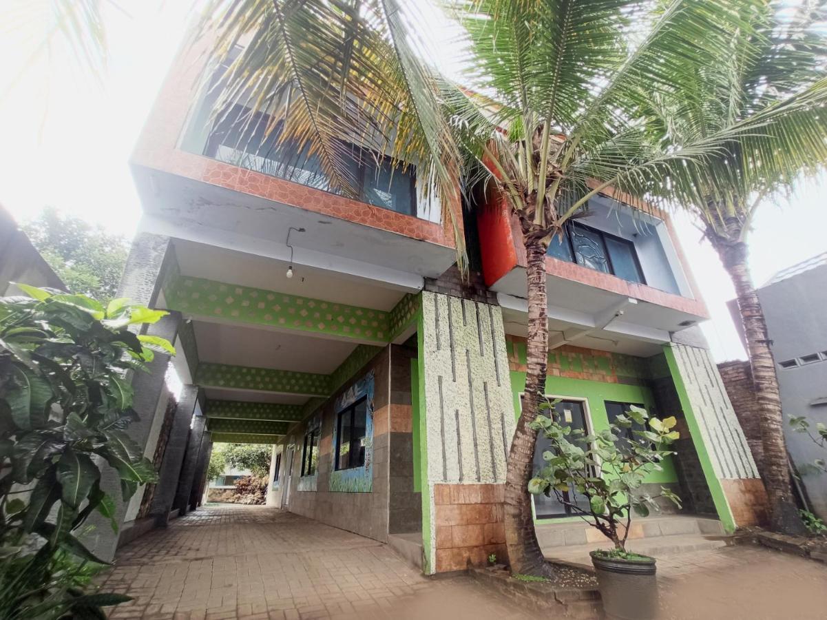 Oyo 90093 Dw Hotel Malang Exterior photo