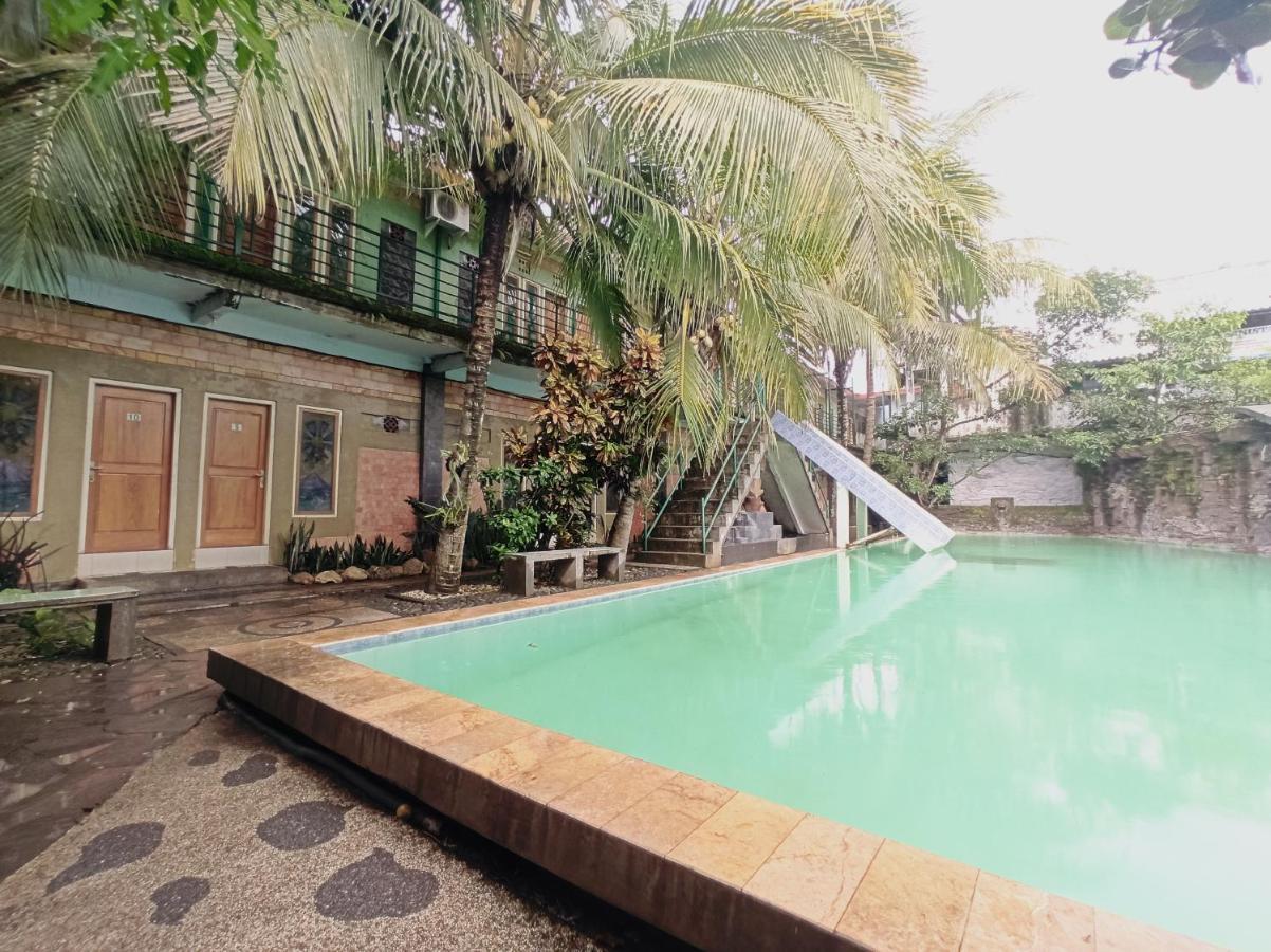 Oyo 90093 Dw Hotel Malang Exterior photo