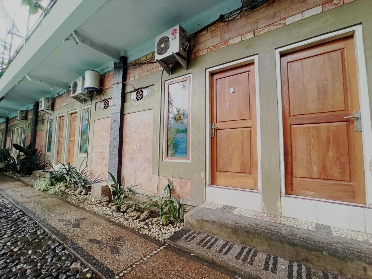 Oyo 90093 Dw Hotel Malang Exterior photo