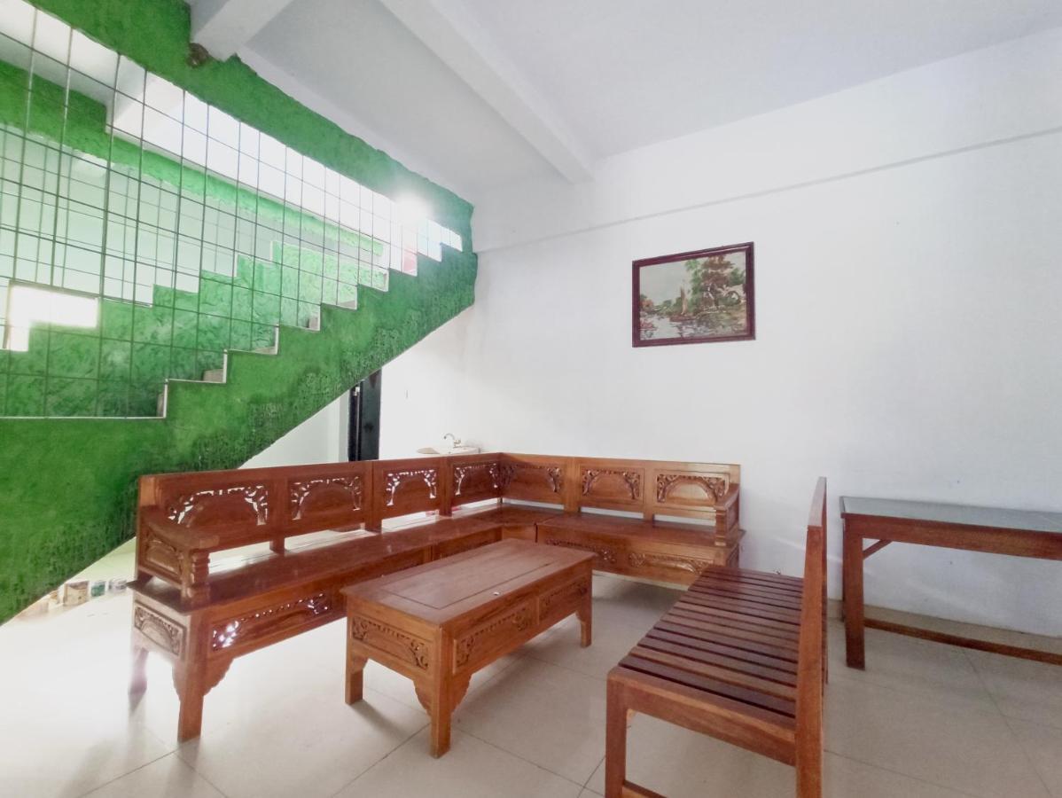 Oyo 90093 Dw Hotel Malang Exterior photo