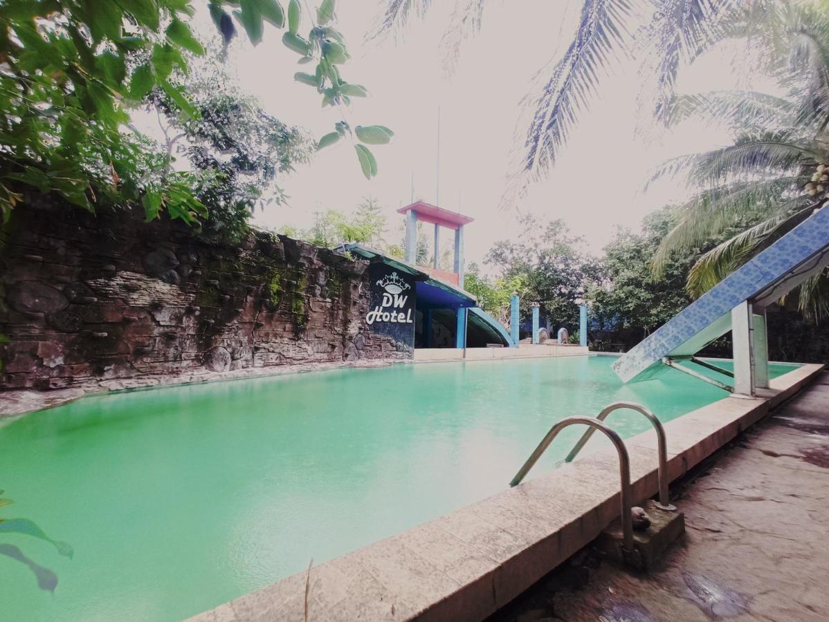 Oyo 90093 Dw Hotel Malang Exterior photo